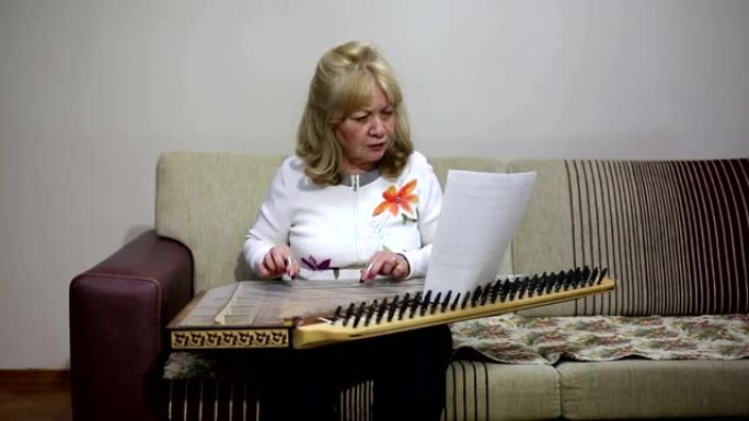 演奏qanun乐器的高级女性