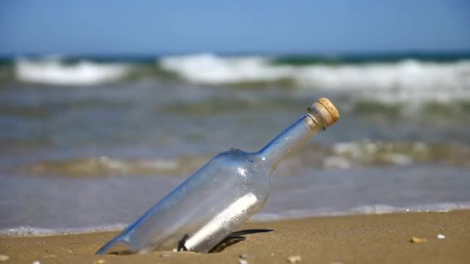 海滩上的瓶子