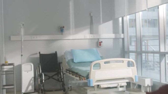 医护人员剪断红丝带的镜头在医院开设新的设备齐全的病房
