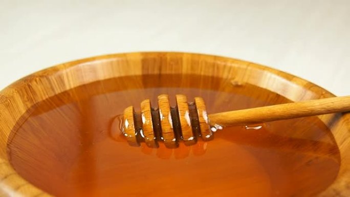 木碗里有蜂蜜铲斗的蜂蜜