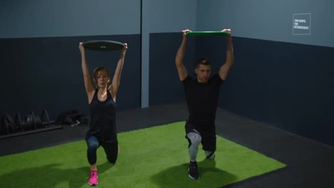 一对年轻夫妇在健身房训练，进行现代锻炼，以改善身材并照顾健康。健康饮食和运动延长寿命