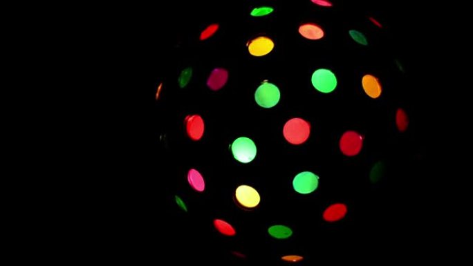 迪斯科光球在黑暗中旋转，循环。