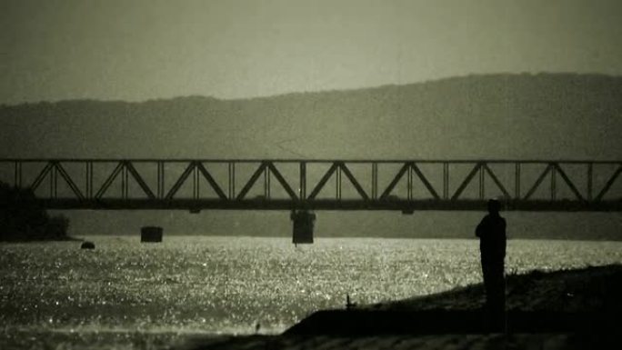 多瑙河上的桥 -- 复古、20世纪50年代的旧相机镜头