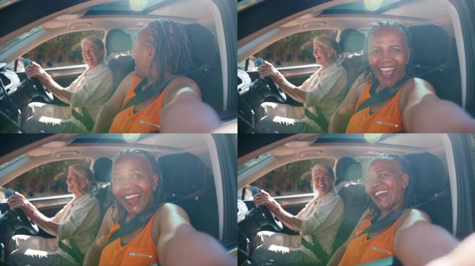 乘客用手机自拍，两位年长的女性朋友在车上享受一日游
