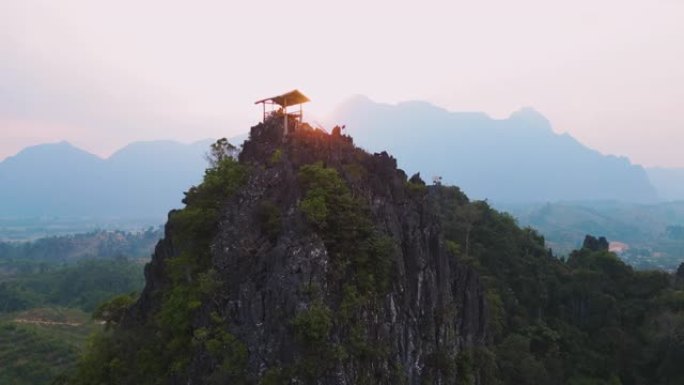 喀斯特山和山谷的鸟瞰图