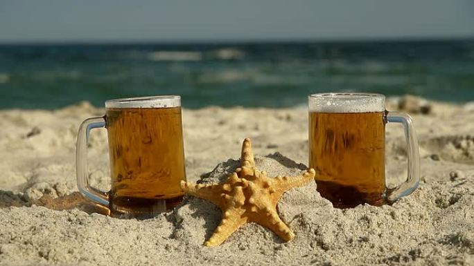 海滩上的啤酒和海星