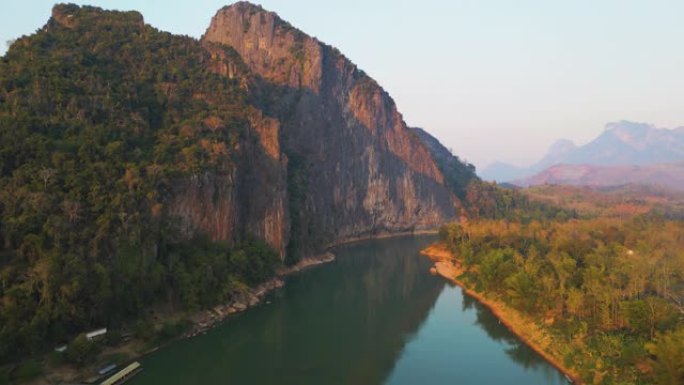 日落时湄公河宁静景象的鸟瞰图