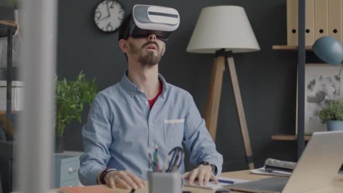 办公室工作人员戴着虚拟现实眼镜，在休息时使用现代设备放松工作