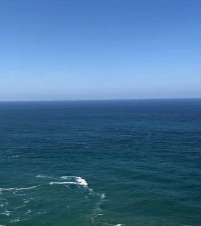 从悬崖上看海洋生态海域大海航拍蔚蓝海域