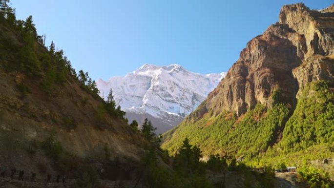 尼泊尔安纳普尔纳巡回赛，雄伟的山脉景观，带有戏剧性的阴影和风景如画的雪山山峰