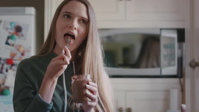 偷偷摸摸的少女吃厨房罐子里的巧克力，享受美味的对待厚脸皮的少女，在家沉迷于不健康的零食