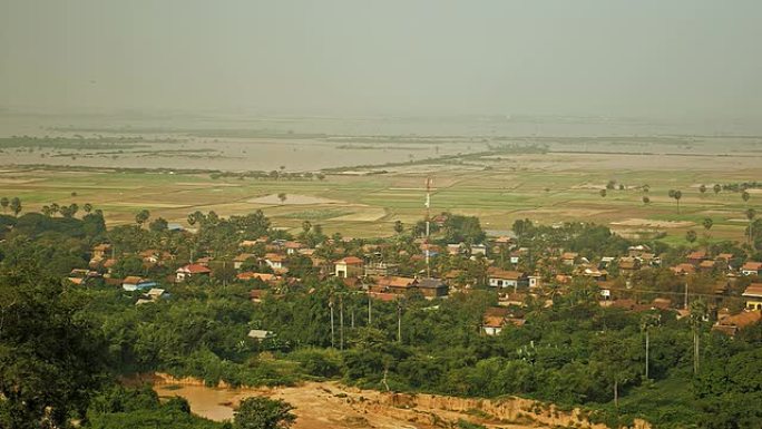 背景水淹稻田村庄的鸟瞰图
