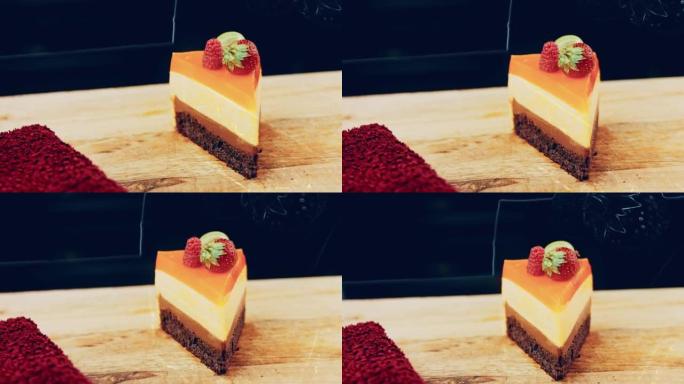 一片蛋糕与橙桃和草莓果冻的轮廓效果。微距和滑块拍摄。背景是复古的气氛