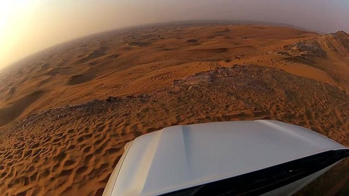 4x4越野车将游客带到中东沙漠之旅