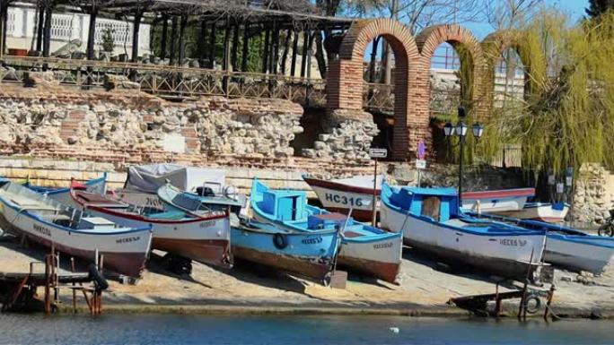 保加利亚老内塞巴尔镇沿岸的传统渔船