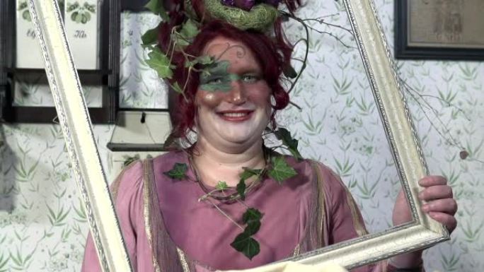 高清-慢: 脸上涂漆，头上种着植物的女人