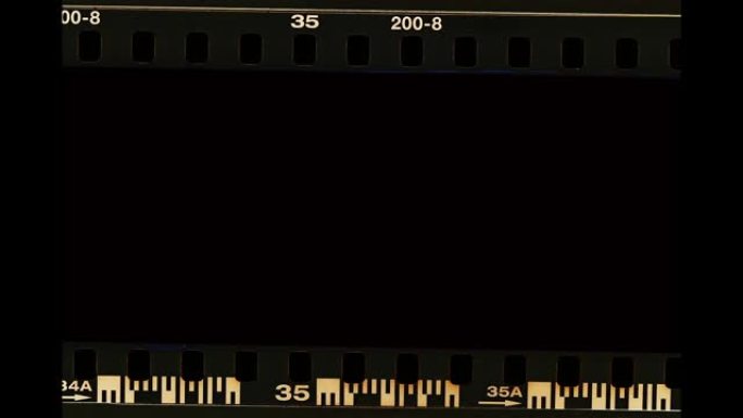 空白旧胶片带框架背景。复古电影与数字接壤。胶片扫描。扫描的电影照片上的数字数字和边框。35毫米胶片框