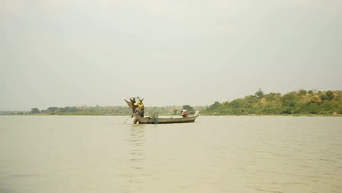 对虾渔夫诱饵网，将其放到更深处的河中，划船以获取新的渔获物