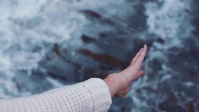 在海滩海边挥舞海水的特写女人