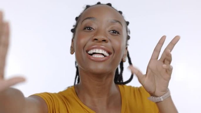 自拍照，微笑和白色背景上带有和平标志的黑人妇女的肖像，以增强自信，快乐和兴奋。工作室、美女脸和女孩用