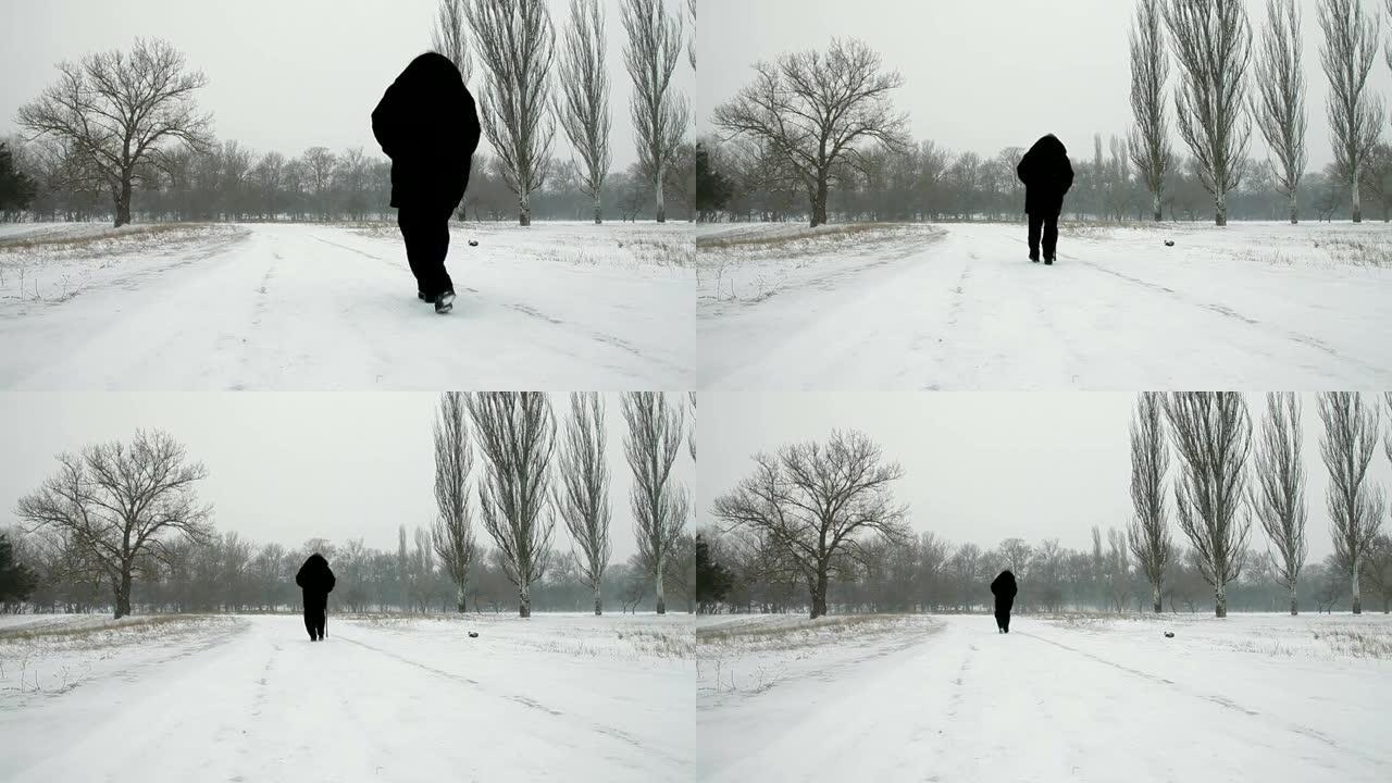 高级妇女在暴风雪中走出去