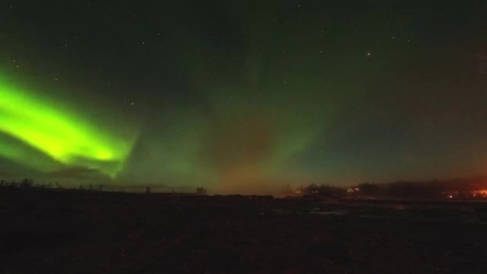 冰岛盖西尔温泉地标上美丽的北极光，喷发