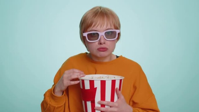 戴3D眼镜的女人吃爆米花，看有趣的电视连续剧，体育游戏电影，在线电影