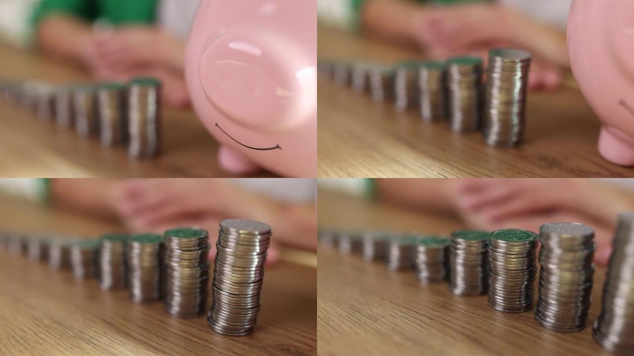 陶瓷存钱罐站在桌子上堆叠的硬币附近