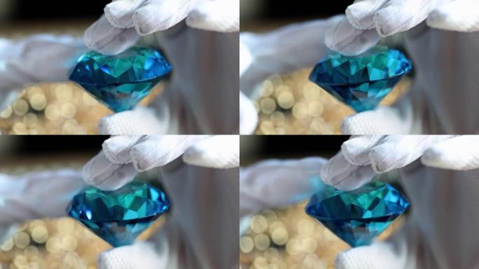 人在宝石展览会上展示大蓝色钻石