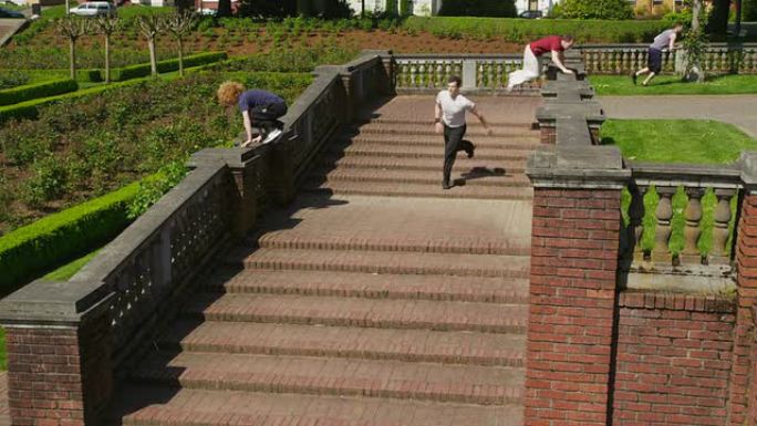 公园里的一群免费跑步者