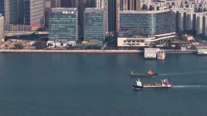 香港海上集装箱船无人机视角航拍滨河城市