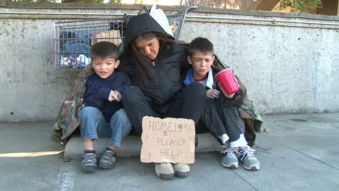 无家可归的家庭乞求改变