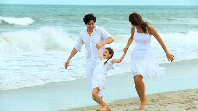 高加索父母的女儿在一起海滩
