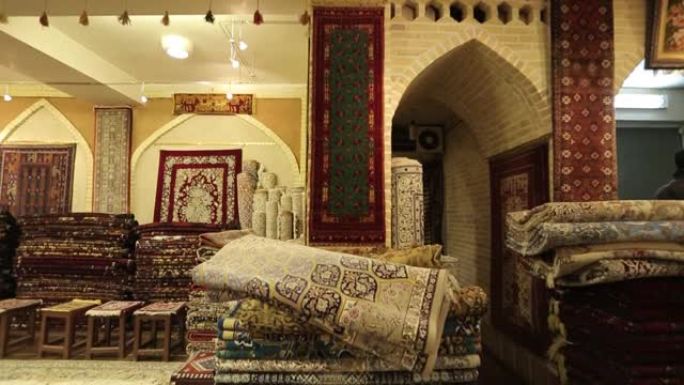 伊朗市场上的传统手工波斯地毯