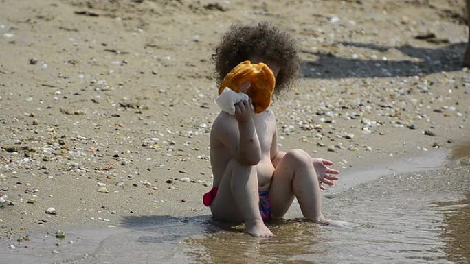 夏季海滩儿童吃甜甜圈库存视频
