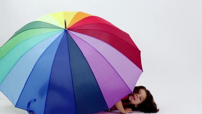 年轻女孩玩雨伞