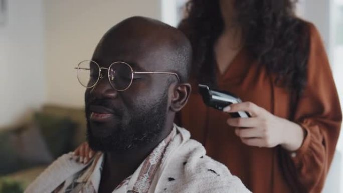 非洲裔美国男子的高加索妇女剃光头