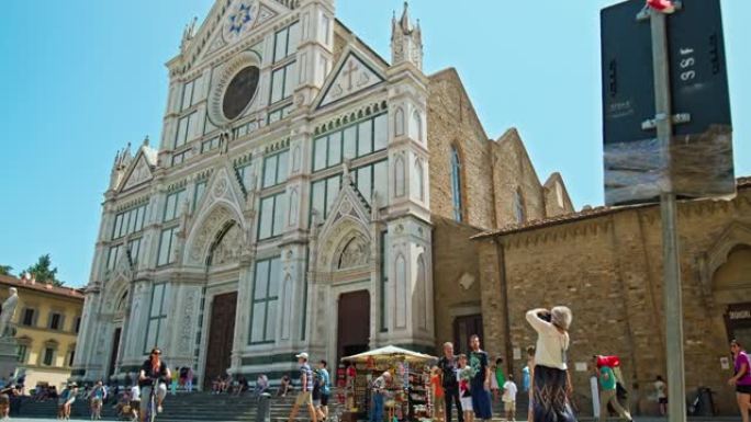 为意大利佛罗伦萨著名的乌菲兹画廊拍照的游客。