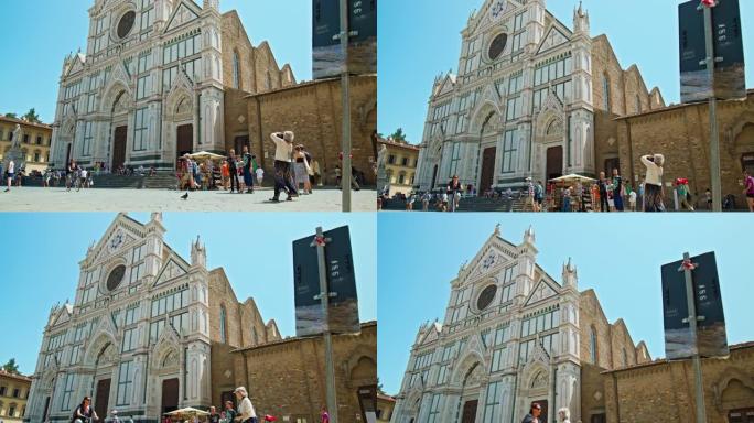 为意大利佛罗伦萨著名的乌菲兹画廊拍照的游客。