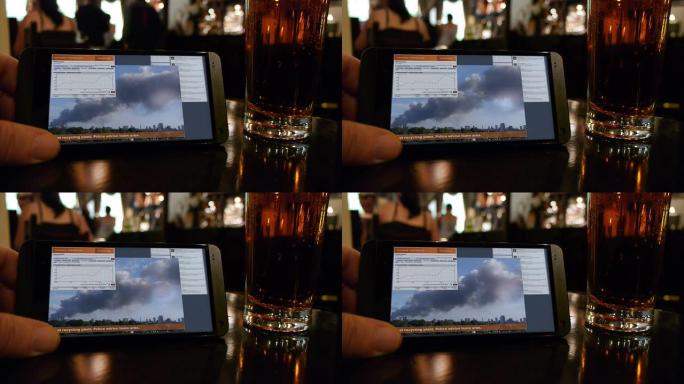 在酒吧中显示视频和互联网提要的智能手机。
