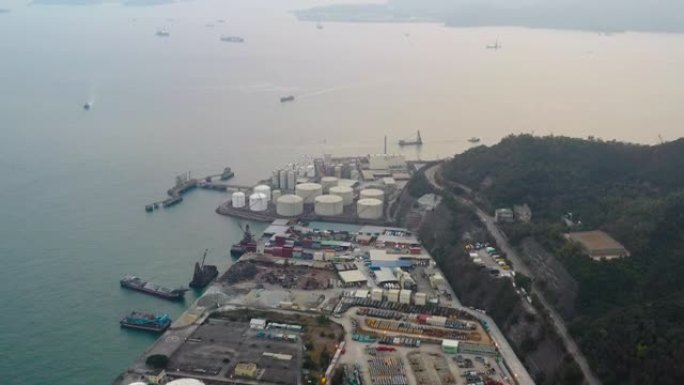 青衣香港散装货物卸货时工业港口油轮的鸟瞰图。