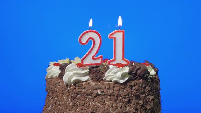 在美味的巧克力蛋糕上吹出21号生日蜡烛，蓝屏