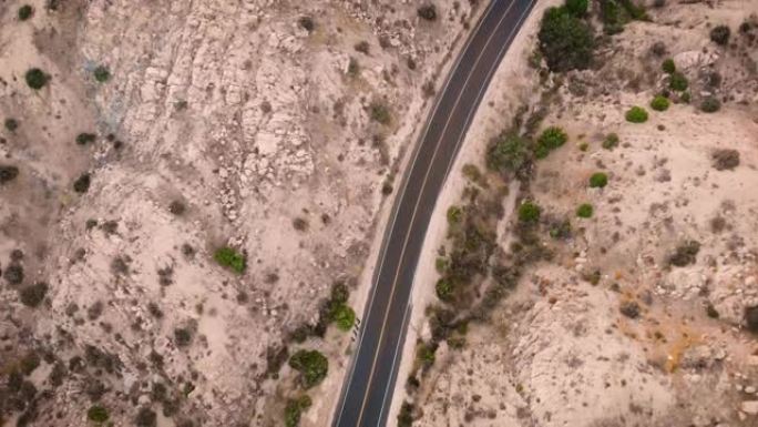 加利福尼亚州先锋镇附近一条铺好的道路的空中无人机镜头。