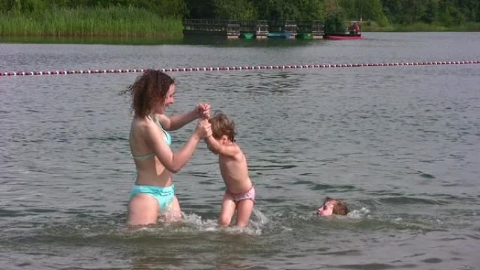 母亲带着小女孩游泳
