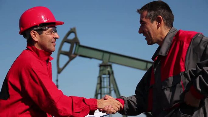 两名油气工程师握手