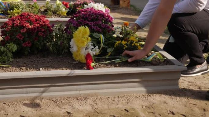 在坟墓上放鲜花。纪念死者