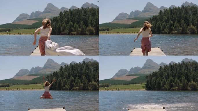年轻女子在湖中奔跑，跳下码头，溅起水花，享受夏天的自由