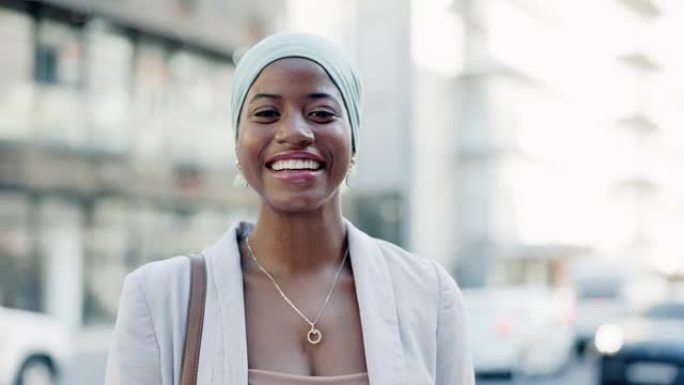 公司黑人女性，户外面孔和领导力，微笑着在城市取得成功，自信地经理。肯尼亚商业、职业心态和城市街道上的