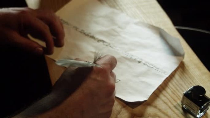 一个人用钢笔在纸上写字