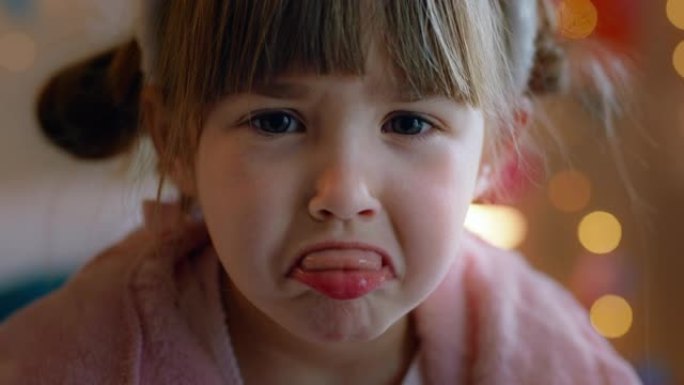 肖像悲伤的小女孩在家里看起来不开心的孩子